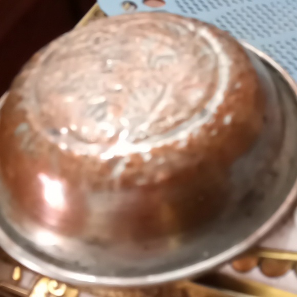 Copper vintage serving bowl and other copper kitchenware. - Picture 4 of 7